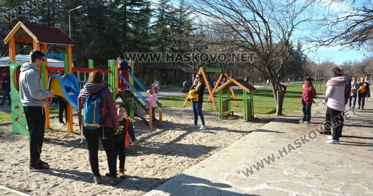 Оживление в хасковските паркове в слънчевата и топла събота