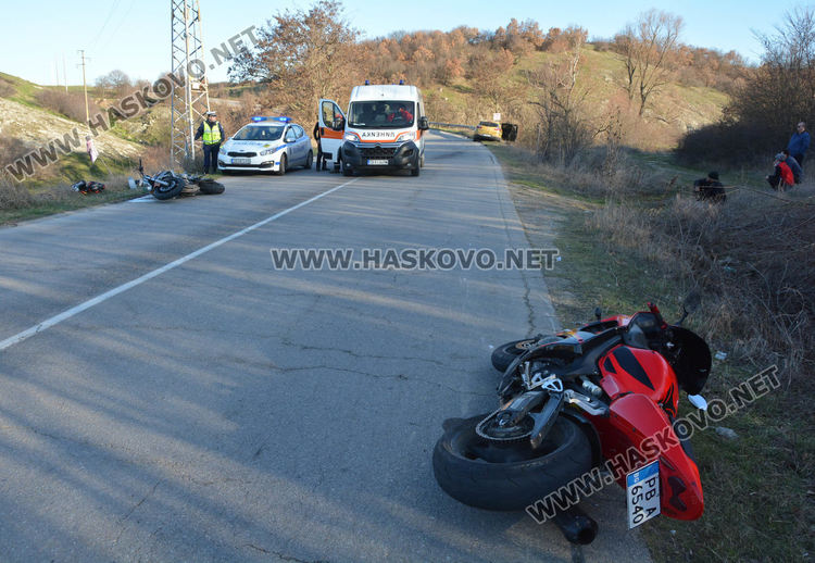 Двама мотористи пострадаха, единият се блъсна в кола