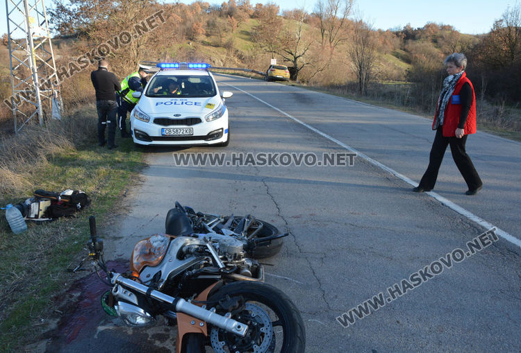 Двама мотористи пострадаха, единият се блъсна в кола