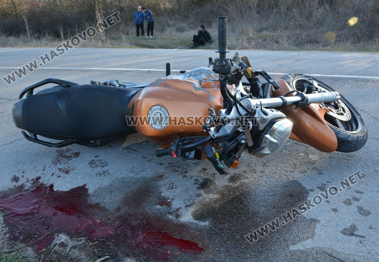 Двама мотористи пострадаха, единият се блъсна в кола