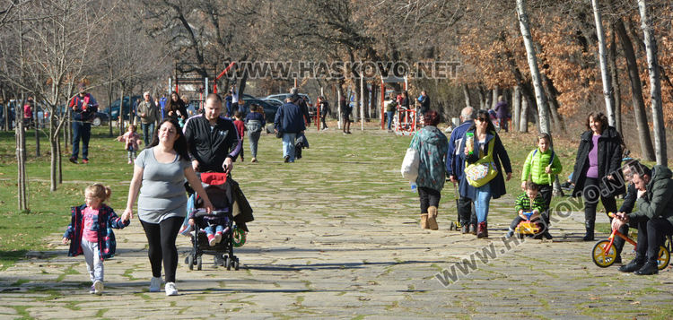 Оживление в хасковските паркове в слънчевата и топла събота