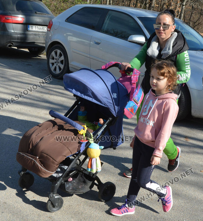 Оживление в хасковските паркове в слънчевата и топла събота