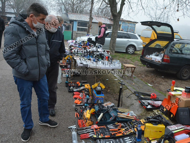 Заработи автопазарът в Димитровград, проверяваха за маски