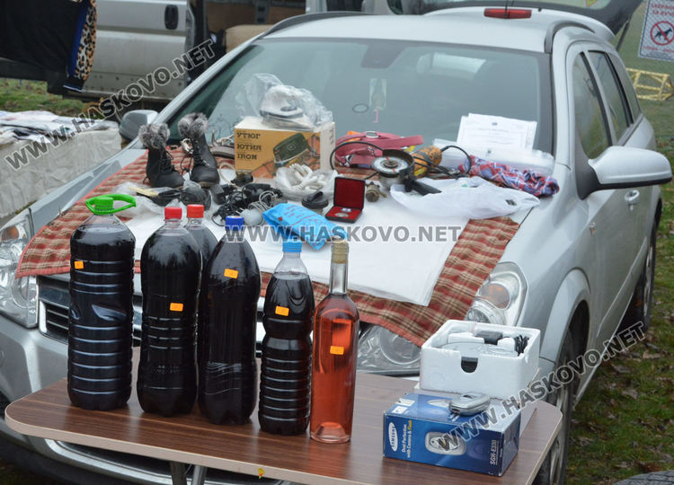 Заработи автопазарът в Димитровград, проверяваха за маски