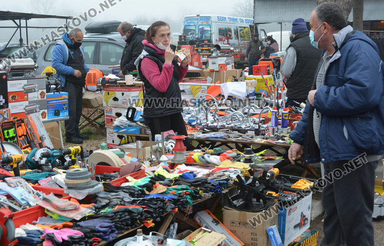 Заработи автопазарът в Димитровград, проверяваха за маски