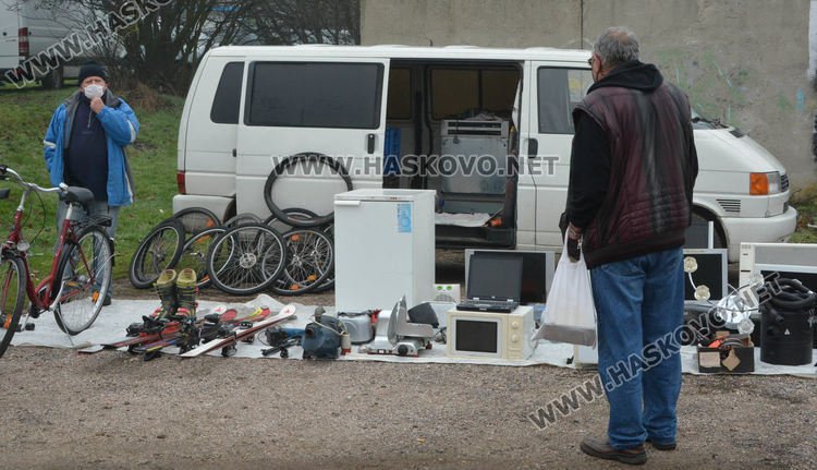 Заработи автопазарът в Димитровград, проверяваха за маски