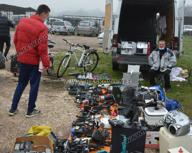 Заработи автопазарът в Димитровград, проверяваха за маски