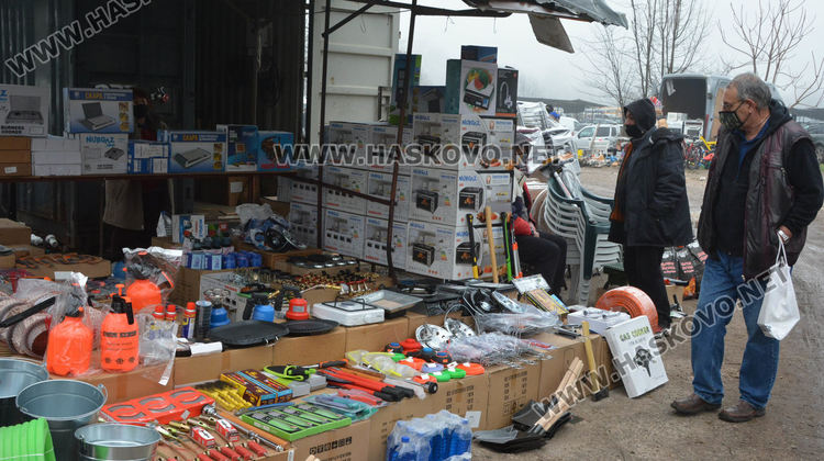 Заработи автопазарът в Димитровград, проверяваха за маски