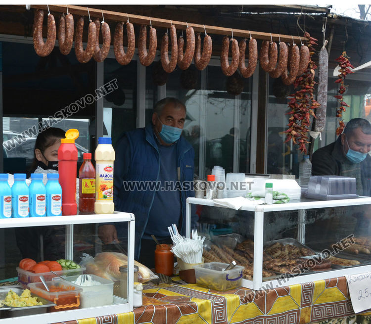 Заработи автопазарът в Димитровград, проверяваха за маски