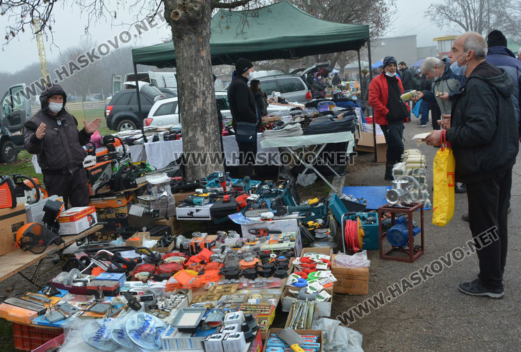 Заработи автопазарът в Димитровград, проверяваха за маски