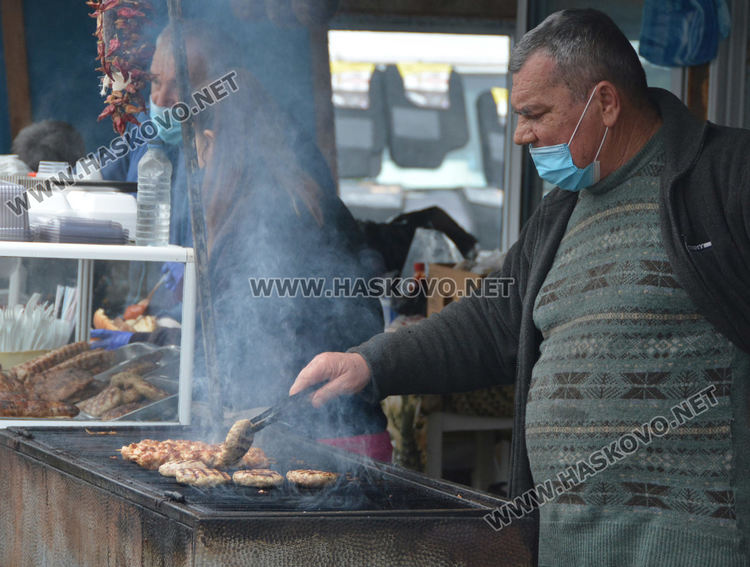Заработи автопазарът в Димитровград, проверяваха за маски
