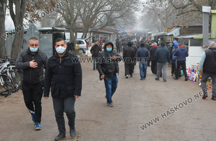 Заработи автопазарът в Димитровград, проверяваха за маски
