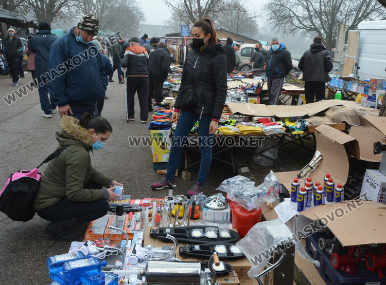 Заработи автопазарът в Димитровград, проверяваха за маски