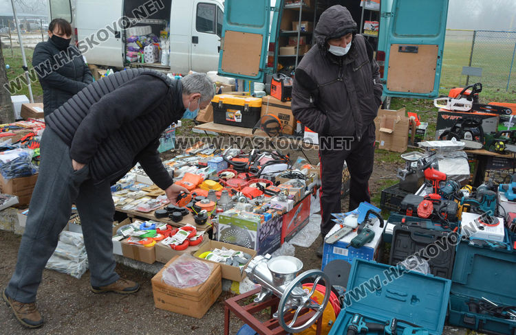 Заработи автопазарът в Димитровград, проверяваха за маски