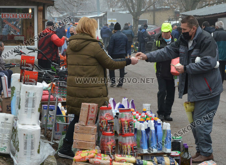 Заработи автопазарът в Димитровград, проверяваха за маски
