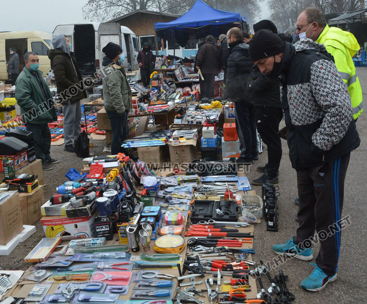 Заработи автопазарът в Димитровград, проверяваха за маски