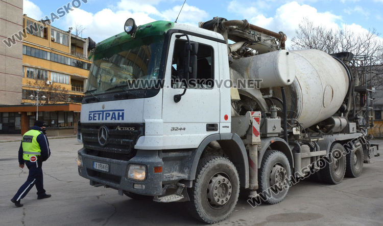 Полицейска акция спипа камион с прекратена регистрация край Баните