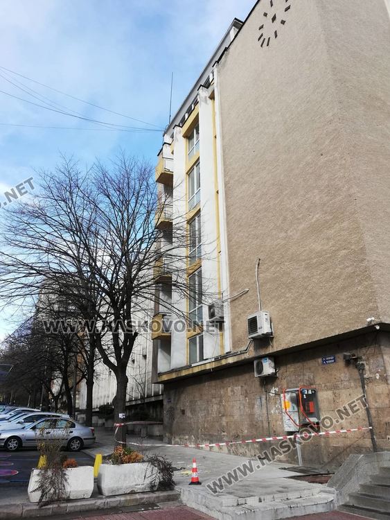 Мазилка падна от Областна администрация, избират фирма за саниране за 2 млн. лв.