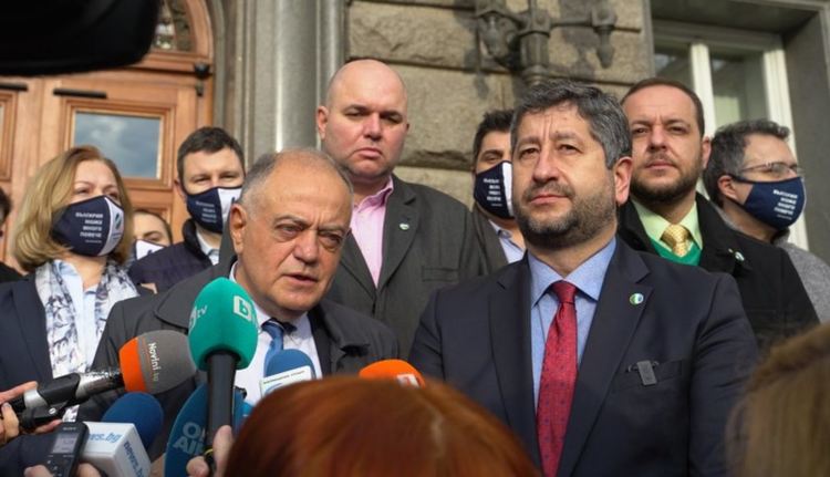 "Демократична България" първи внесоха документите в ЦИК