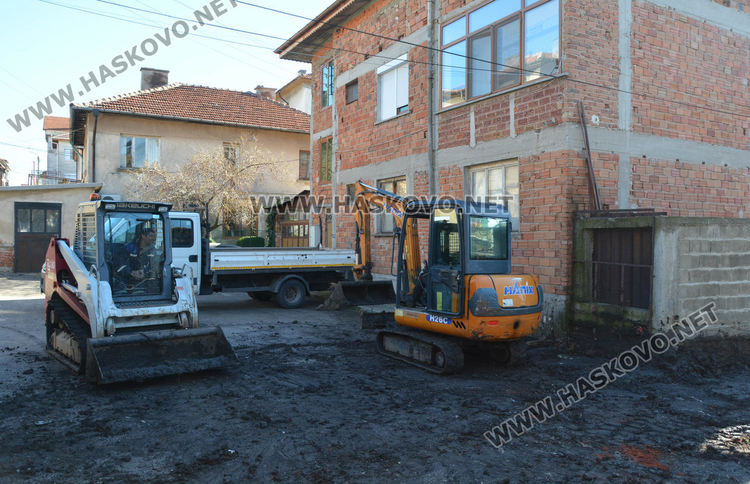 Подменят запушена канализационна тръба, наводняваща къщи в Хасково 