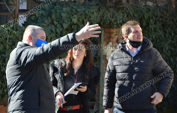 Подменят запушена канализационна тръба, наводняваща къщи в Хасково 