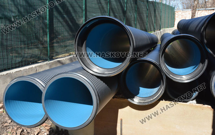 Подменят запушена канализационна тръба, наводняваща къщи в Хасково 