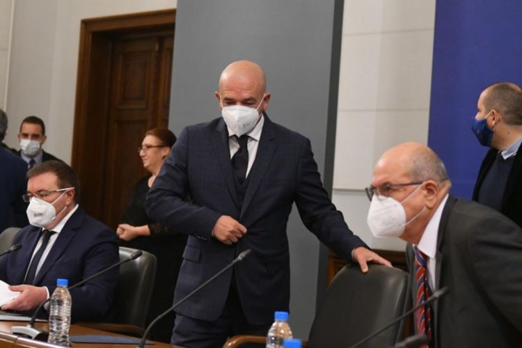 Наличните ваксини на AstraZeneca ще са за първа доза. Включват журналистите в III фаза