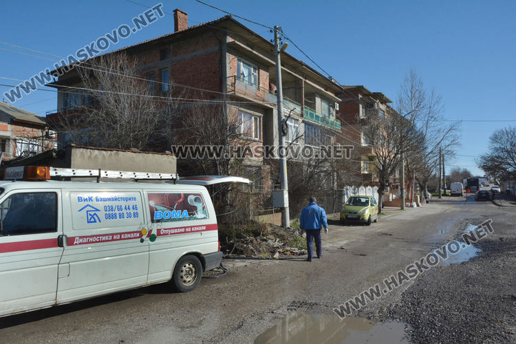 Подменят запушена канализационна тръба, наводняваща къщи в Хасково 