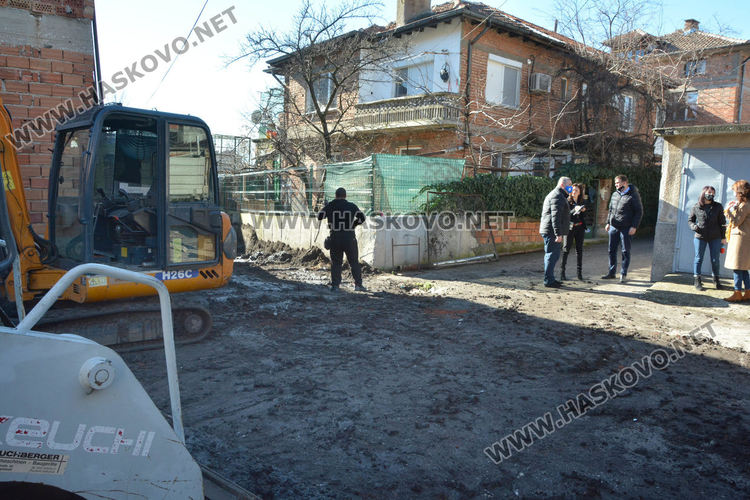 Подменят запушена канализационна тръба, наводняваща къщи в Хасково 