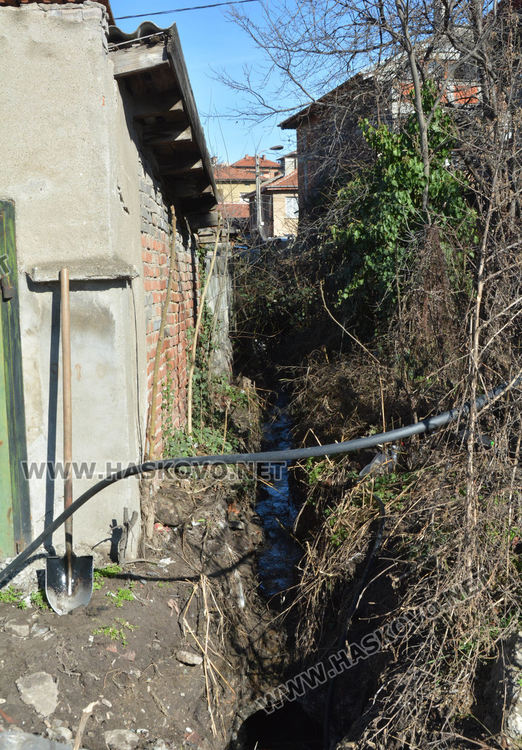 Подменят запушена канализационна тръба, наводняваща къщи в Хасково 