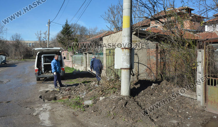 Подменят запушена канализационна тръба, наводняваща къщи в Хасково 