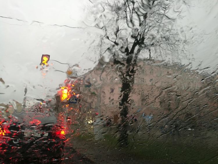 Заоблачаване и превалявания, топло до 17 градуса