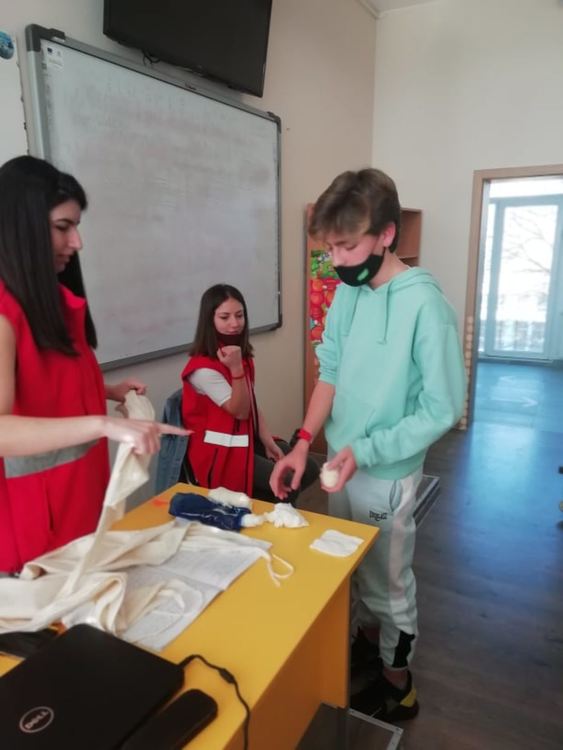 Учениците от Езиковата гимназия се обучават на долекарска помощ