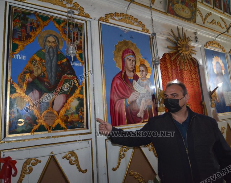 Живко Янков пред иконата на св. Харалампий