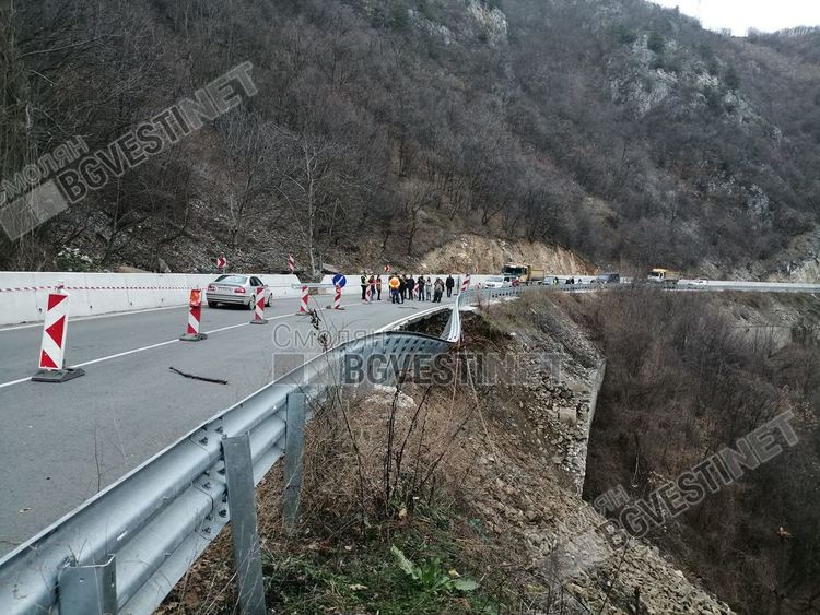 Целият товарен трафик от Девин тръгна през Пампорово. Не се знае докога