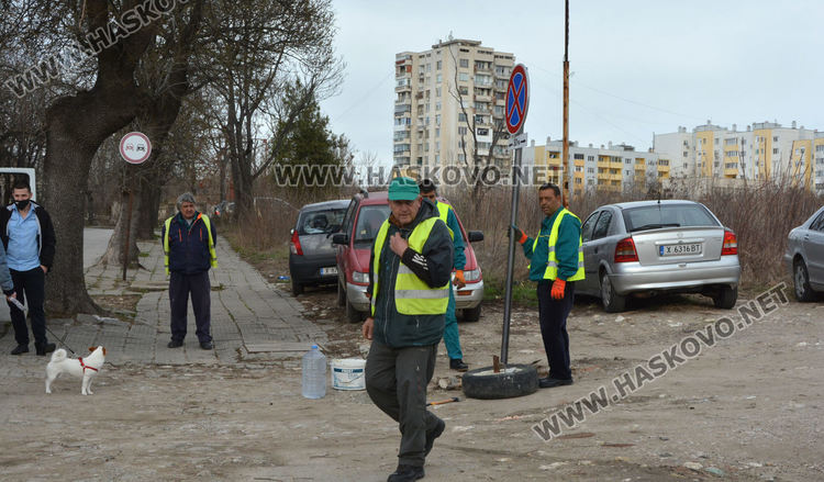 Подготвят терена зад ДНА за реконструирането му в градски парк