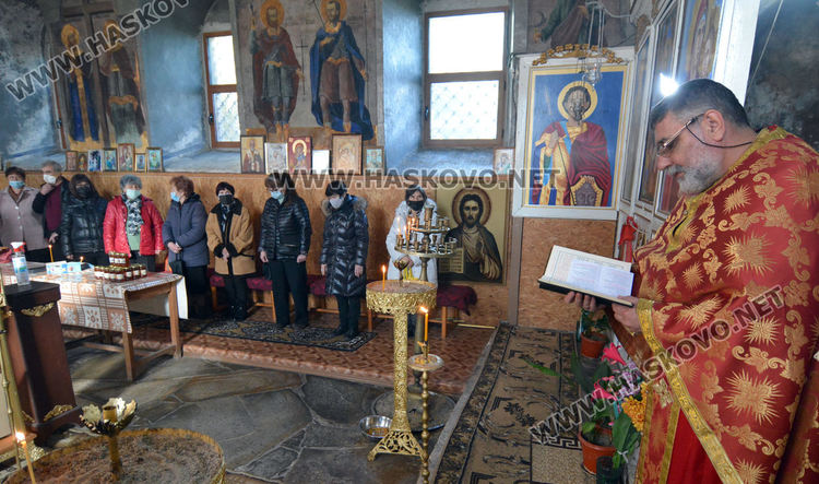 Свети Харалампий се опълчил на крадци, посегнали на църквата в Черногорово