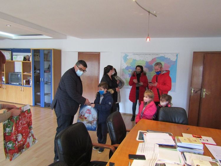 Областният управител Недялко Славов връчи лично специалната награда за „Семейна традиция“ на Христо, Мила и Алексиа Бесалеви