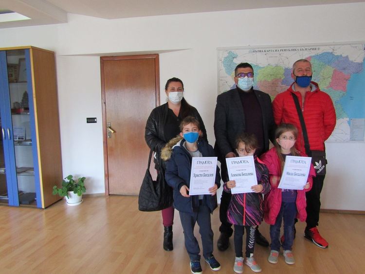 Областният управител Недялко Славов връчи лично специалната награда за „Семейна традиция“ на Христо, Мила и Алексиа Бесалеви