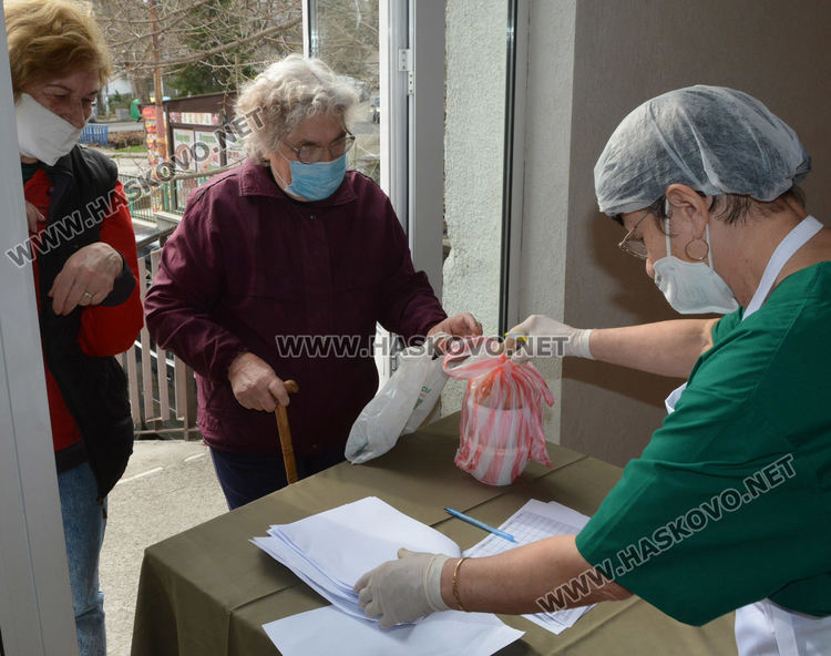 Пиле с ориз и леща за &bdquo;топъл обяд&ldquo; на нуждаещи се в Хасково