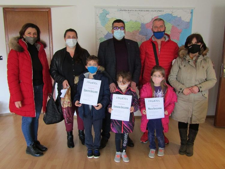 Областният управител Недялко Славов връчи лично специалната награда за „Семейна традиция“ на Христо, Мила и Алексиа Бесалеви