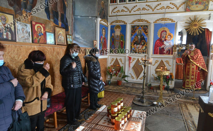 Свети Харалампий се опълчил на крадци, посегнали на църквата в Черногорово