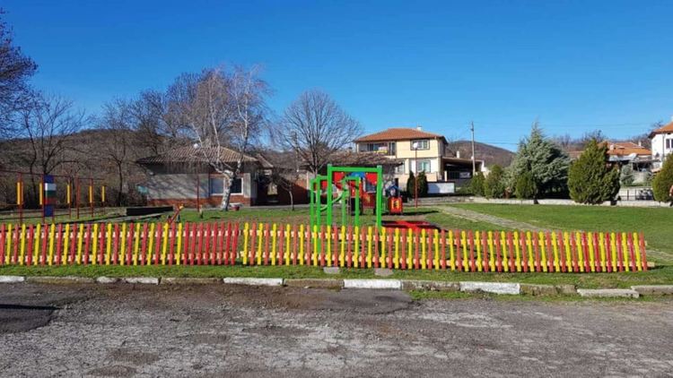 Изградиха нова детска площадка в Широка поляна за близо 10 000 лева