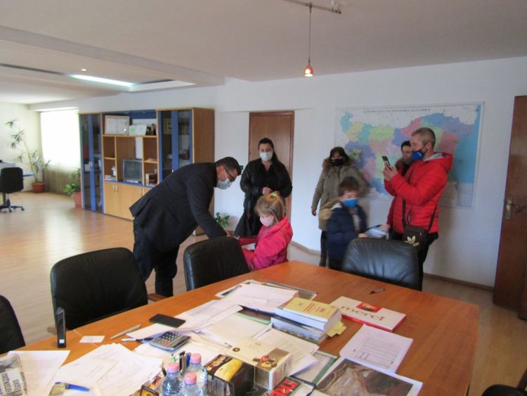 Областният управител Недялко Славов връчи лично специалната награда за „Семейна традиция“ на Христо, Мила и Алексиа Бесалеви