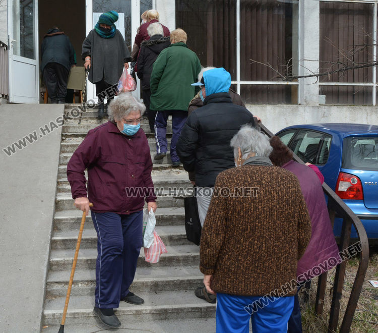 Пиле с ориз и леща за &bdquo;топъл обяд&ldquo; на нуждаещи се в Хасково