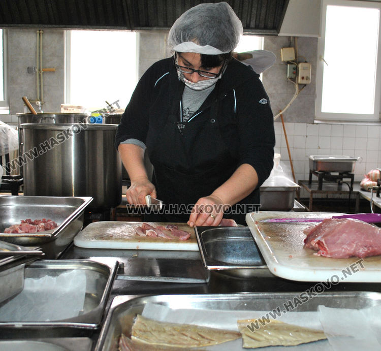 Пиле с ориз и леща за &bdquo;топъл обяд&ldquo; на нуждаещи се в Хасково