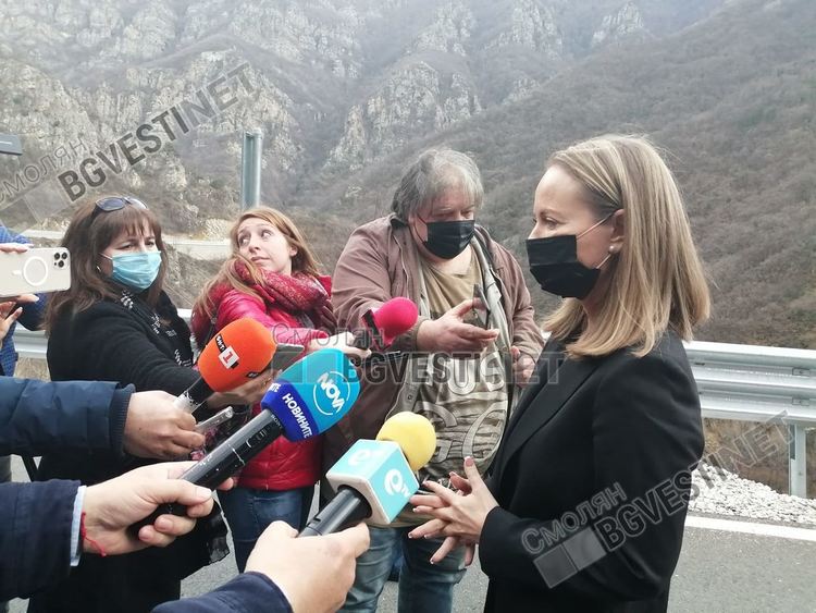 Целият товарен трафик от Девин тръгна през Пампорово. Не се знае докога