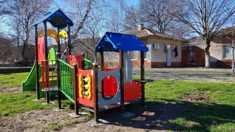 Изградиха нова детска площадка в Широка поляна за близо 10 000 лева