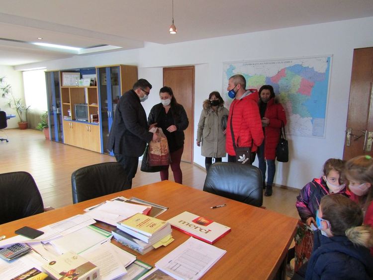 Областният управител Недялко Славов връчи лично специалната награда за „Семейна традиция“ на Христо, Мила и Алексиа Бесалеви