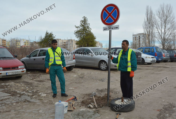 Подготвят терена зад ДНА за реконструирането му в градски парк